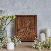 Резная икона Казанской Божьей Матери